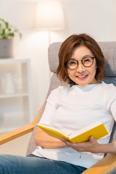 读一本书的老年妇女图片下载