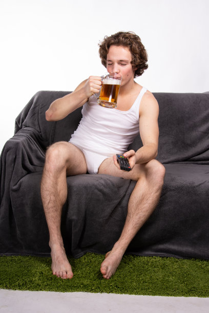 有魅力的年轻人在电视上看足球比赛。图片下载