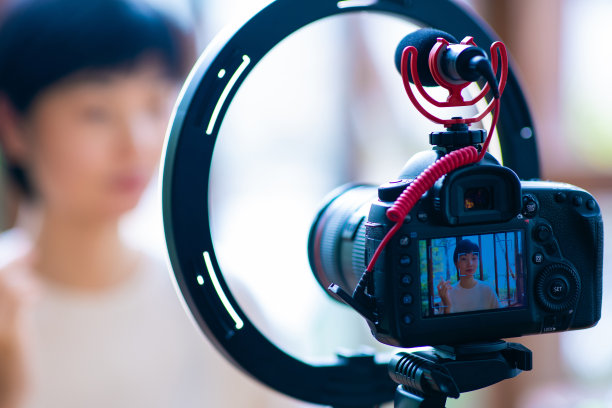 视频博主站在摄像机前素材图片