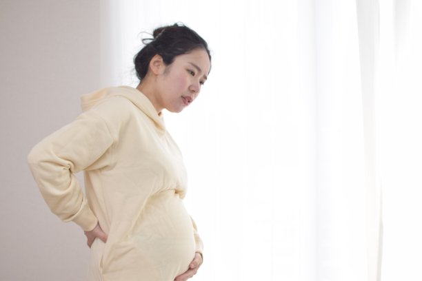 年轻孕妇背部疼痛图片下载