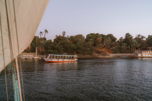 尼罗河日落时分的船只景色图片下载