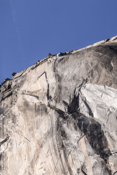 加州约塞米蒂国家公园的马尾瀑布，冬季大火肆虐图片下载