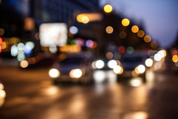 在城市街道上行驶的汽车。图片下载