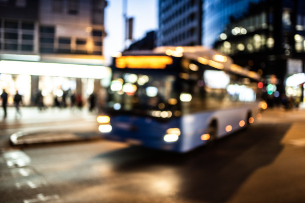 公共汽车在城市街道上行驶。图片下载