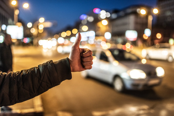 年轻人在城市街道上寻找交通工具。图片下载