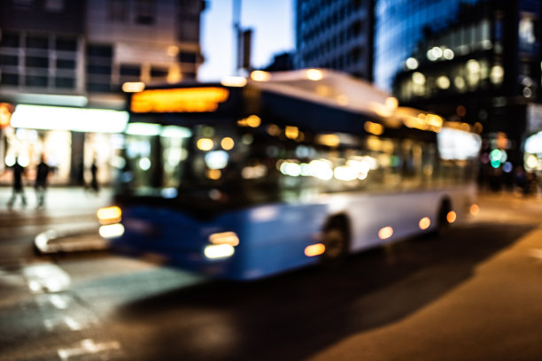 公共汽车在城市街道上行驶。图片下载