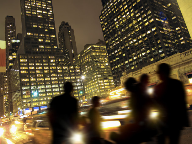 晚上，人们走在曼哈顿繁忙的街道上图片下载