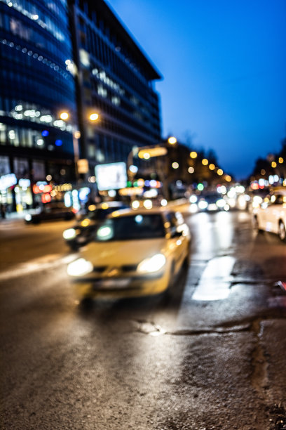 在城市街道上行驶的汽车。图片下载