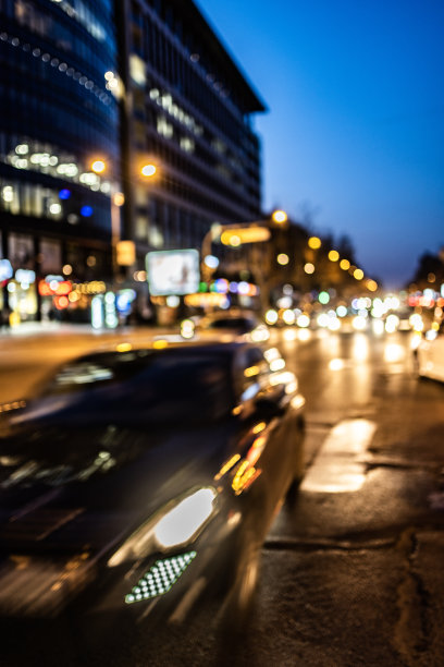 在城市街道上行驶的汽车。图片下载