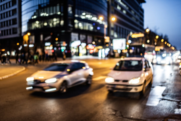 在城市街道上行驶的汽车。图片下载