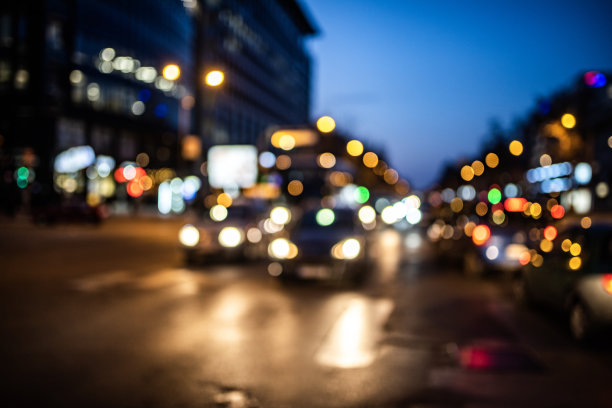 汽车在城市街道上行驶。图片下载