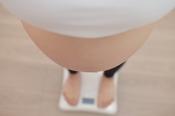 关心体重的年轻孕妇图片下载