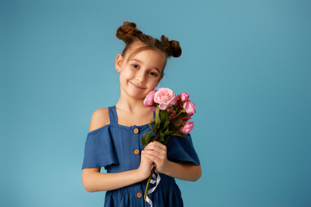 小女孩拿着一束粉红色的玫瑰图片下载