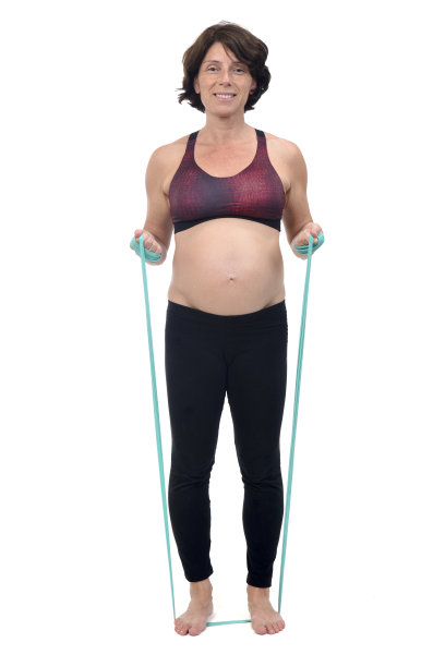 孕妇在白色背景下做运动，图片下载