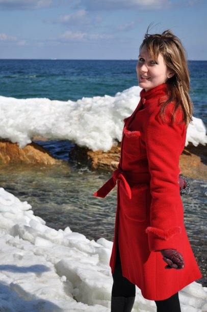 跟随我的概念与年轻女子在冬天的海上红色外套图片下载