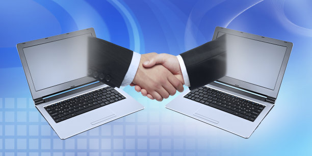 人们隔着平板电脑屏幕握手图片下载