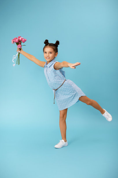 小女孩拿着一束粉红色的玫瑰图片下载