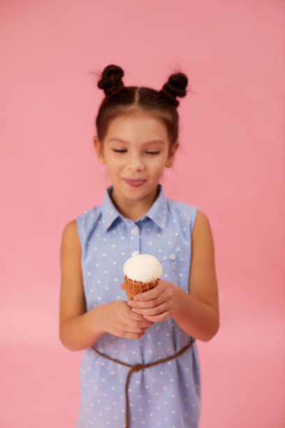 可爱的微笑小女孩吃冰淇淋图片下载