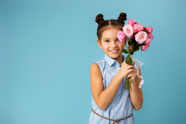 小女孩拿着一束粉红色的玫瑰图片下载