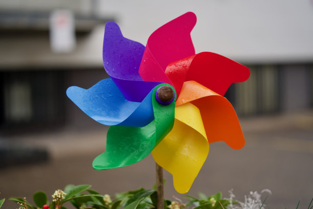 瑞士苏黎世，学校前面的彩色风车。图片下载