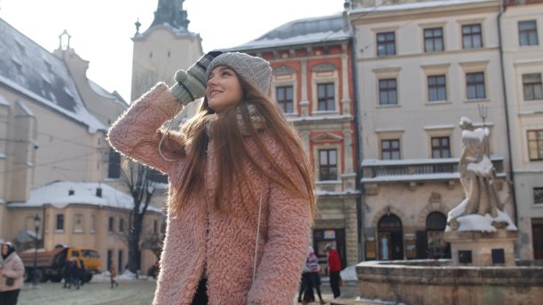 迷人的年轻女孩在她的假期中四处张望，探索老城中心图片下载