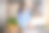 漂亮的女人拿着杯子与美味的果汁库存照片图片下载