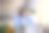美丽的年轻女子坐在办公桌在一个办公室和吃午餐库存照片图片下载
