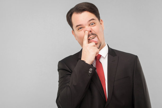 疯狂愚蠢的商人挖鼻孔图片下载