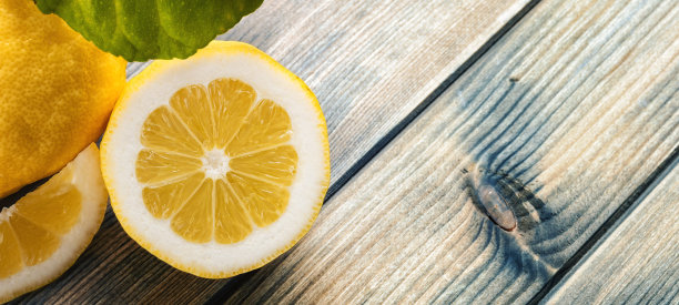老木桌上放着熟柠檬。农业。图片下载
