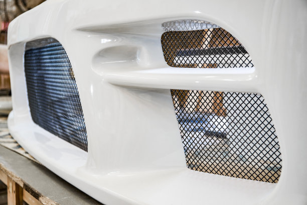 汽车调音站白色保险杠上安装金属格栅图片下载