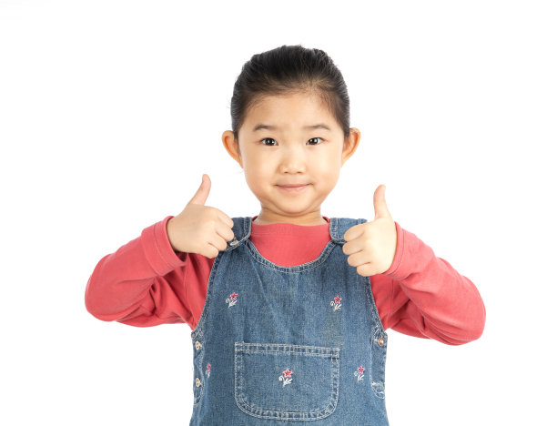小女孩在白色背景上竖起大拇指图片下载