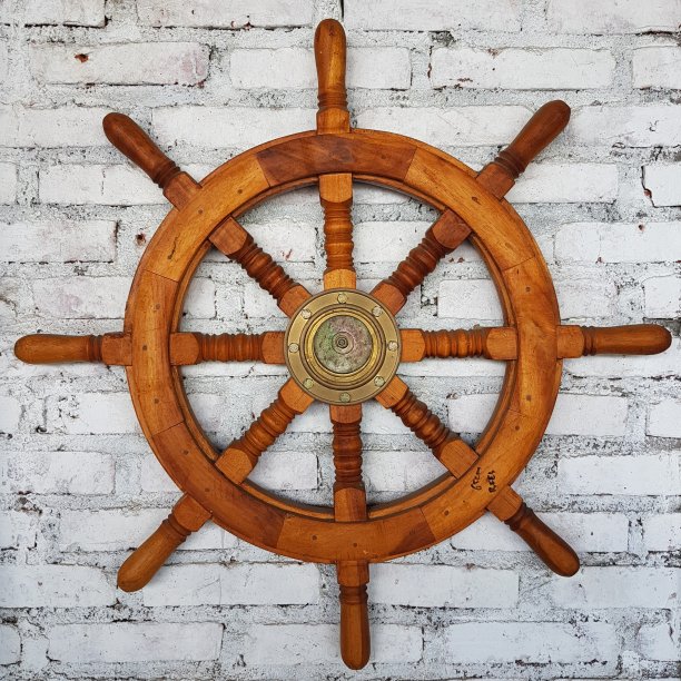 船的方向盘在一个白色的砖背景图片下载