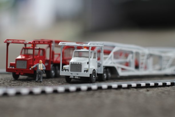 红色和白色汽车运输车图片下载