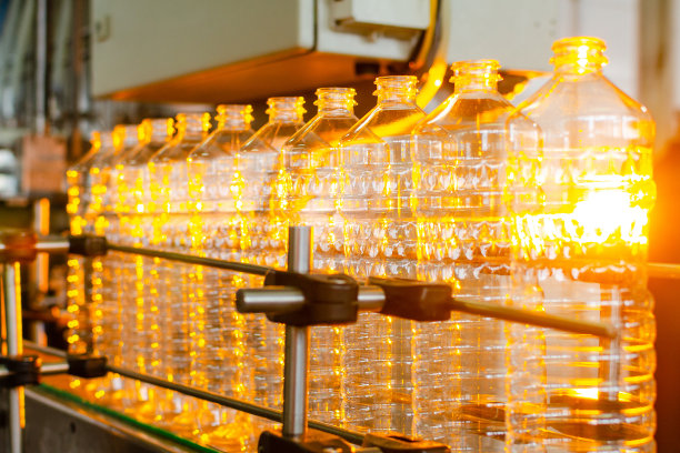 瓶子。工业生产塑料宠物瓶。生产聚乙烯瓶的生产线。透明的食品包装图片下载