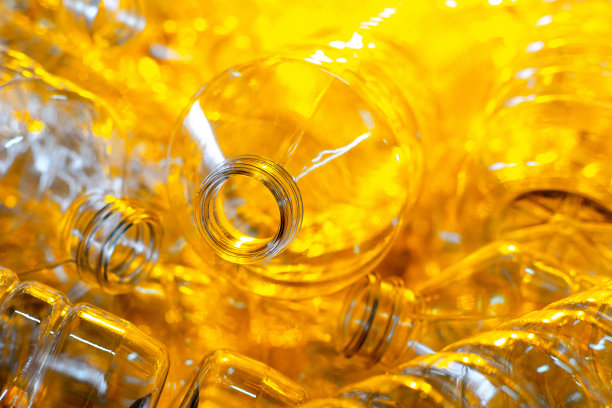 瓶子。工业生产塑料宠物瓶。生产聚乙烯瓶的生产线。透明的食品包装图片下载