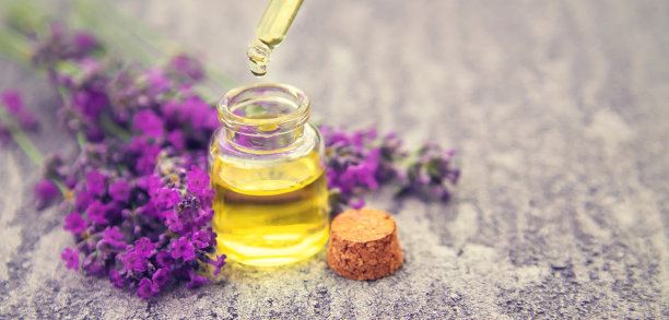 薰衣草精油在一个小瓶子。有选择性的重点。图片下载