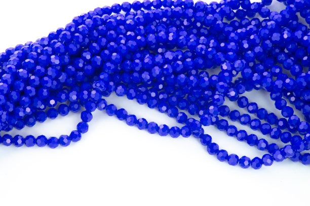 美丽的红色玻璃闪耀水晶Isoalted珠子在白色的背景图片下载