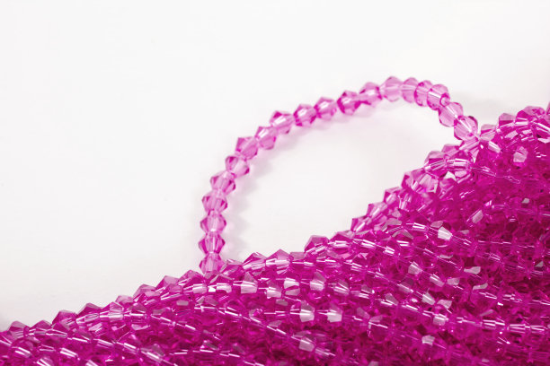 美丽的粉红色玻璃闪耀水晶Isoalted珠子在白色的背景。用于diy首饰图片下载