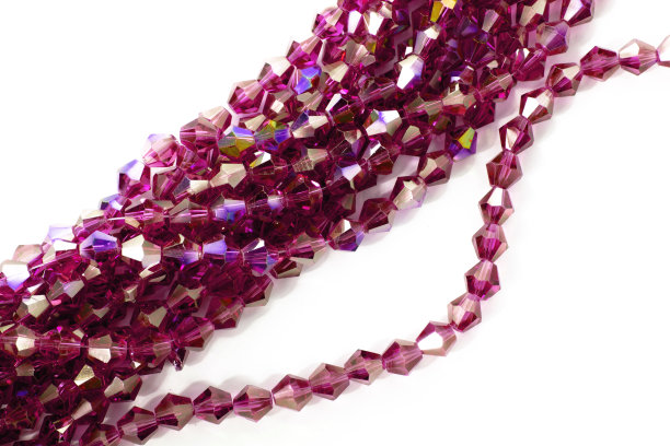 美丽的浅绿色玻璃闪耀水晶Isoalted珠子在白色的背景。图片下载