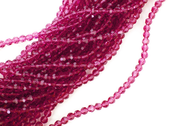 美丽的浅绿色玻璃闪耀水晶Isoalted珠子在白色的背景。图片下载