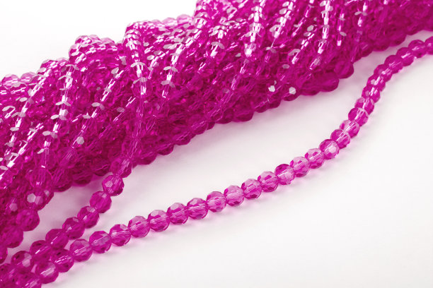 美丽的粉红色玻璃闪耀水晶Isoalted珠子在白色的背景。用于diy首饰图片下载