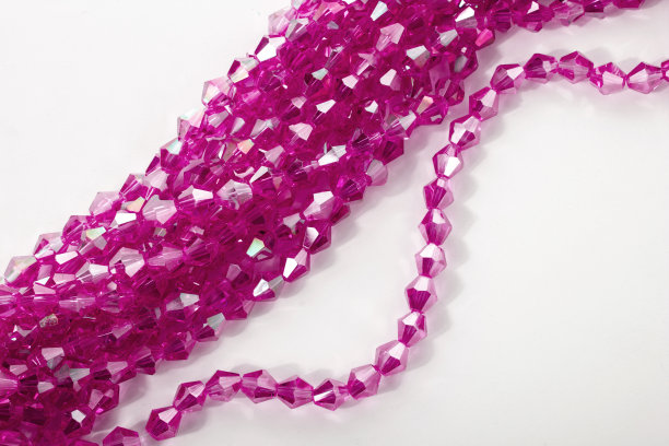 美丽的粉红色玻璃闪耀水晶Isoalted珠子在白色的背景。用于diy首饰图片下载