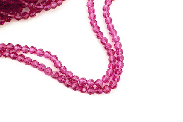 美丽的浅绿色玻璃闪耀水晶Isoalted珠子在白色的背景。图片下载