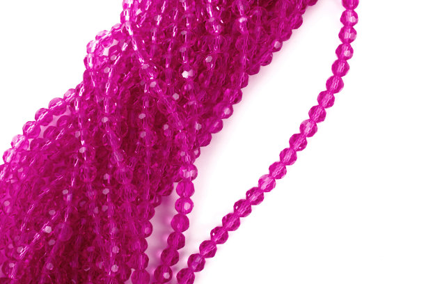 美丽的粉红色玻璃闪耀水晶Isoalted珠子在白色的背景。用于diy首饰图片下载
