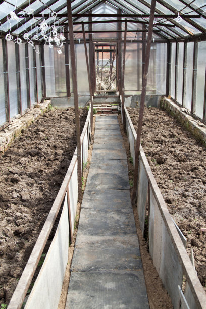 空温室和处理过的准备种植的地面图片下载