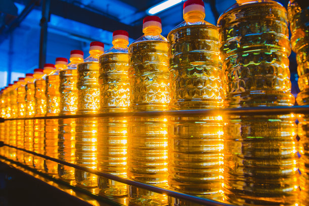 向日葵油。生产和灌装葵花籽成品油的工厂生产线。食品工业的工厂输送机图片下载