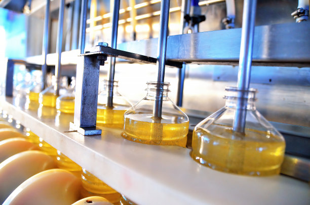 向日葵油。生产和灌装葵花籽成品油的工厂生产线。食品工业的工厂输送机图片下载