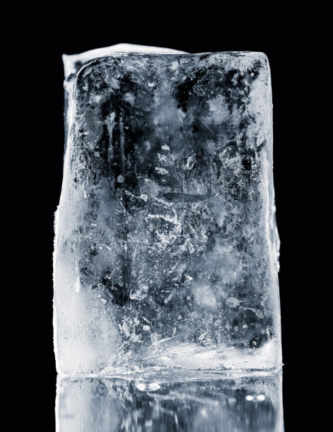 水晶透明的自然冰块在黑色反射表面。包括剪切路径。图片下载