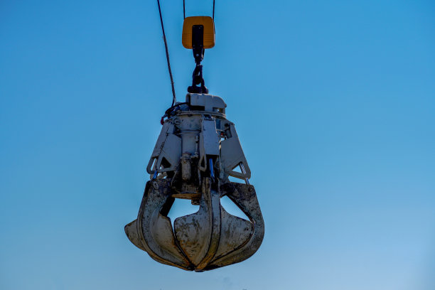 春天在巴伐利亚多瑙河上的工业港口拍摄的起重机图片下载