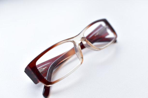 白色背景上的视觉塑料眼镜图片下载